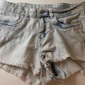 Super super cute. Jean shorts. Super soft material. Looks great on all bodies.